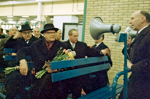 Urho Kekkonen, som var Finlands president mellan 1956 och 1982, beskte 1965 Volvofabriken och mnga av sina till Gteborg invandrade landsmn. Foto: Emigranternas hus/Volvos arkiv. 