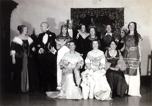 Under en festlig maskerad p 1950-talet fngades personal p Rhsska p bild tillsammans med ngra gster. Foto: Rhsska museet