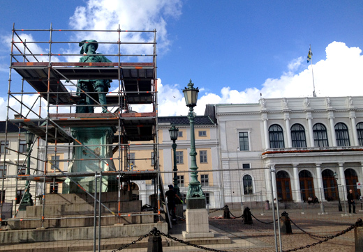 Nu byggs byggnadsstllning runt kungen p Gustaf Adolfs torg. Restaureringen berknas vara klar till rsskiftet. Foto: Carin Smederd