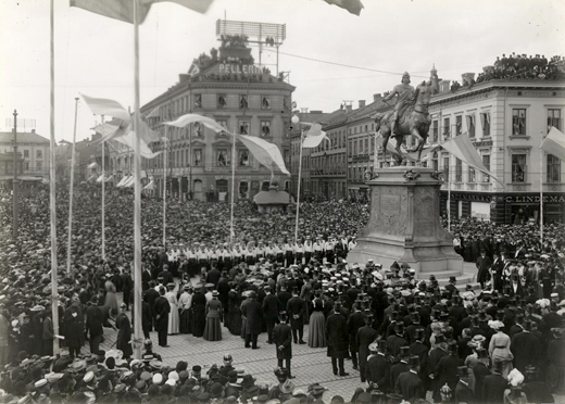Karl IX:s ryttarstaty invigdes med pompa, stt och fladdrande flaggor den 7 september 1904. Foto: Aron Jonason (ur Gteborgs Stadsmuseums arkiv)