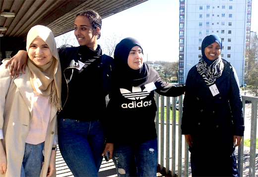 Issra Ghanem, Dina El-khazandar, Fadumo Mohamed och Amal Ahmed r stadsdelens nya kommunikationskanaler. Foto: Lina Lundkvist