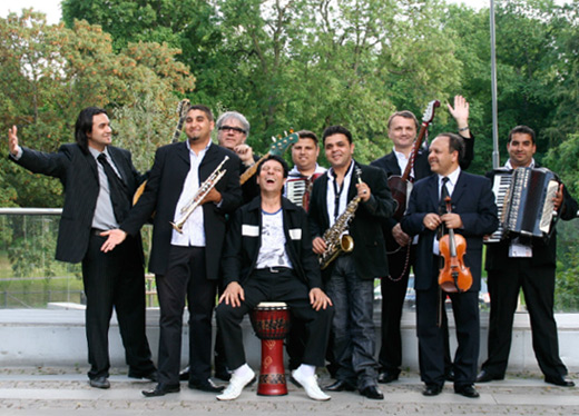 Musikgruppen Svarta safirer spelar p den romska kulturveckan i stadsdelen stra Gteborg.