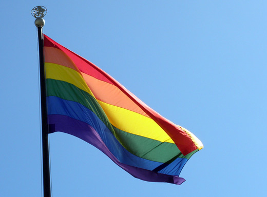 Nr regnbgsflaggan hissas p paradstngerna p Gustaf Adolfs torg onsdagen markerar det Gteborgs Stads officiella invigning av West Pride. Frsta gngen flaggan hissades p torget var 2011. Foto: Seroj Ghazarian