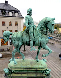 Kopparmrra, eller Karl IXs ryttarstaty som statyn av
skulptren John Brjesson egentligen heter, r frn 
brjan en hyllning till kungen och hans ”uppoffrande
arbete i fosterlandets tjnst”. Foto: Helena Strandberg