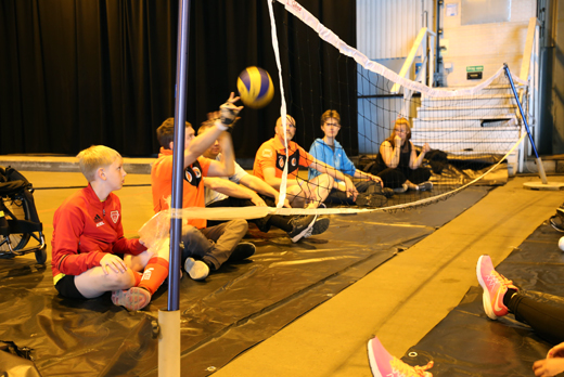 P frra rets aktivitetsdag p Bananpiren kunde deltagarna bland annat prova p sittande volleyboll och bowling. Foto: Anders Feldt