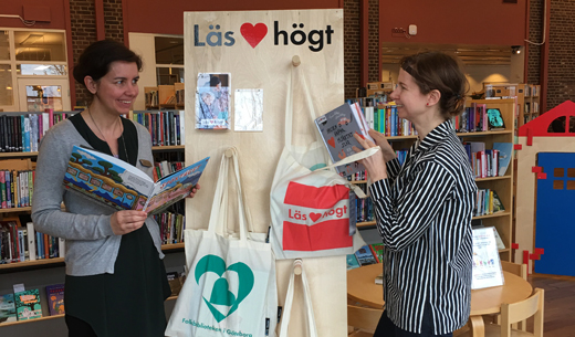 Anna Eklf Rosander och Eleanor Sihvonen visar de bokpsar som nu finns p lvstrandens bibliotek. Fotograf: Hanna Ericson 