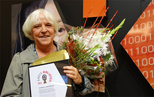 Stadsbibliotekets chef Christina Persson tog emot priset p Bokmssan p torsdagen. Foto: Anders Regnell
