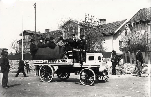 Provtur med J.A. Pripp & Sons lastbil (och Sveriges frsta lastbilstur!) r 1900. Foto: oknd 