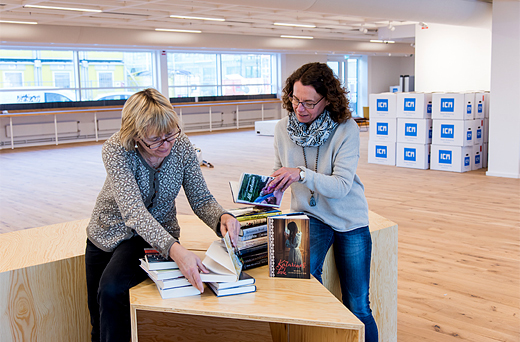 Agneta Rundqvist och Catarina Solberg i uppackningstagen. Det tar tid att flytta ett helt bibliotek. Alla bckerna har legat nerpackade i 500 flyttkartonger. Bilder: Peter Svenson