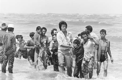 Drygt 160 vietnamesiska btflyktingar anlnder till Malaysia i en bt 1978. Bten sjnk ngra meter frn land. De flesta av flyktingarna rddades. Foto: UNHCR/K. Gaugler