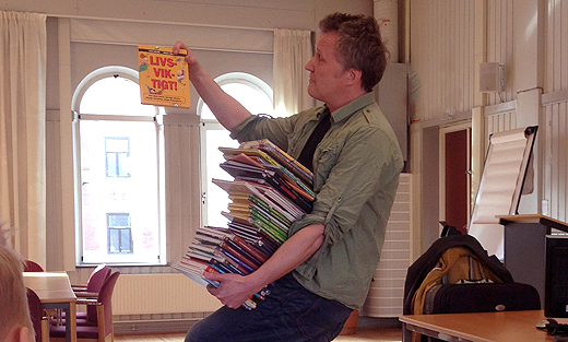 Frfattaren Dan Hjer staplar sina bcker infr en frundrad skara tredjeklassare under frra rets Litteraturvecka. Foto: Bodil Alvarsdotter. 